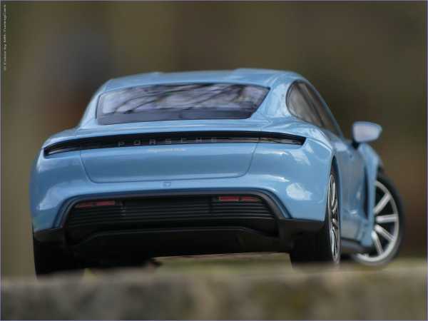 1:18 Porsche Taycan 4S Frozenbluemetallic inkl. OVP
